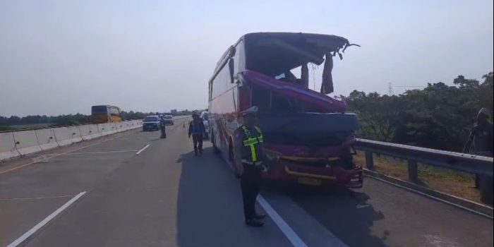 Bus tabrak truk di tol Paspro