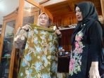 Perajin batik tunjukkan batik daun lontar.