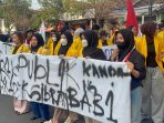 Para mahasiswa saat menggelar aksi di depan kantor DPRD Jombang. (teguh)