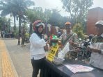 Pembagian nasi bungkus kepada warga di Alun-alun Wiraraja dalam rangka Hari Jadi ke-108 Kota Mojokerto. (istimewa)