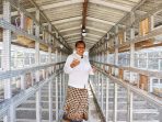 Hari Apriyanto melihat kandang perkutut.