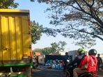 IMG-20260620-WA0013 Posisi truk Hino muatan galon yang terguling akibat pecah ban di Jalan Raya Surabaya - Madiun, Desa Bungur, Kecamatan Sukomoro, Nganjuk sebelum dievakuasi polisi