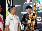 IMG-20260620-WA0017 Kasat Reskrim Polres Nganjuk, AKP Sukaca, saat menyerahkan piala secara simbolis kepada pemenang turnamen Free Fire dalam rangkaian Kapolres Nganjuk Cup Esport 2026
