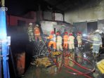 IMG-20260622-WA0002 Proses pemadaman api. (Istimewa)
