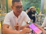 Sutarji yang melaporkan oknum kepala desa ke polisi saat memberikan keterangan. (teguh)