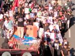 Suasana aksi demontrasi di depan gedung Grahadi Surabaya. (Sugiantoro)
