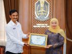 IMG-20260622-WA0087 JMSI Jatim memberikan penghargaan JMSI Jatim Award kategori keterbukaan media berkualitas untuk Gubernur Khofifah