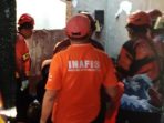 Petugas evakuasi korban kebakaran. (Istimewa)