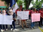 IMG-20260623-WA0010 Buruh PT SGS Jombang menggelar aksi di depan Kantor Pemkab Jombang.(teguh)