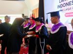Lansia menjalani wisuda usai mengikuti program Selantang.