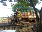 Truk bermuatan pakan ayam menabrak pembatas Jembatan. (istimewa)
