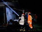 IMG-20260624-WA0026 Petugas Dinas Damkarmat Nganjuk saat berjibaku memadamkan sisa api yang menghanguskan rumah dan empat unit sepeda motor di Jl. Panglima Sudirman, Nganjuk.