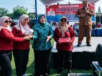 Bupati Nganjuk Marhaen Djumadi bersama istri, Yuni Marhaen, dan Kepala Dinas PPKB Asti Widyartini saat menyerahkan doorpruze di Lapangan Baron