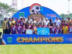Penyerahan piala Liga Pelajar SMP Piala Bupati.