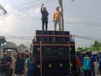 Para sopir truk saat menyampaikan aspirasinya.(teguh)