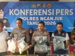 Wakapolres Nganjuk, Kompol Didid Wahyu saat menunjukkan barang bukti kasus pengeroyokan