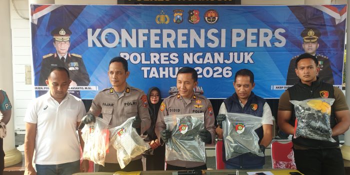 Wakapolres Nganjuk, Kompol Didid Wahyu saat menunjukkan barang bukti kasus pengeroyokan