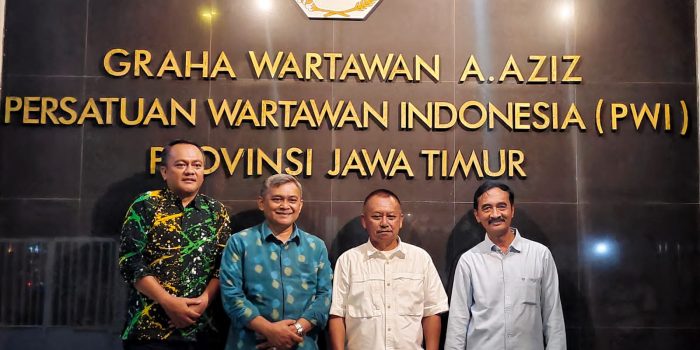Kepala Badan Koordinasi Wilayah (Bakorwil) Malang Asep Kusdinar melakukan diskusi bersama Ketua Persatuan Wartawan Indonesia (PWI) Jawa Timur Lutfil Hakim di Kantor PWI Jawa Timur