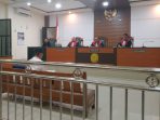 Purnomo, terdakwa kasus pembunuhan saat menjalani sidang. (teguh)