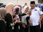 Bupati Marhaen usai menyerahkan insentif secara simbolis kepada perwakilan guru TPQ dan Huffazh