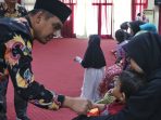 Wali Kota Adi Wibowo bersama balita.