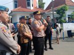 Kapolres Jombang AKBP Ardi Kurniawan saat menemui massa aksi unjuk rasa.(teguh)
