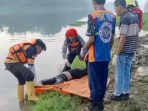 Sesosok mayat pria yang ditemukan mengapung di aliran Sungai Brantas.(istimewa)