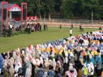 Ribuan guru ngaji dan penghafal Al-Qur'an (Huffazh) menghadiri Apel Pembinaan bersama Bupati Marhaen di Stadion Anjuk Ladang, Nganjuk.