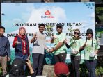 Penyerahan bibit pohon.