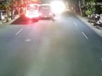 Aksi nekat terekam CCTV saat Bus Mira nekat melawan arus dan memotong jalur hingga menabrak Bus Sugeng Rahayu di Jalan Panglima Sudirman, Kota Nganjuk. (TL, CCTV)