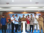 meluncurkan beras premium Rojo Nogo sebagai produk pangan unggulan daerah, Senin (29/6), di Hotel GDK Bojonegoro.
