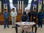 Ketua DPRD tandatangani persetujuan raperda.
