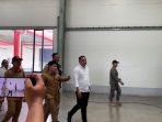 Bupati Mojokerto Muhammad Albarraa saat meninjau mesin pelinting sigaret di PT Rajawali Sumber Rejeki
