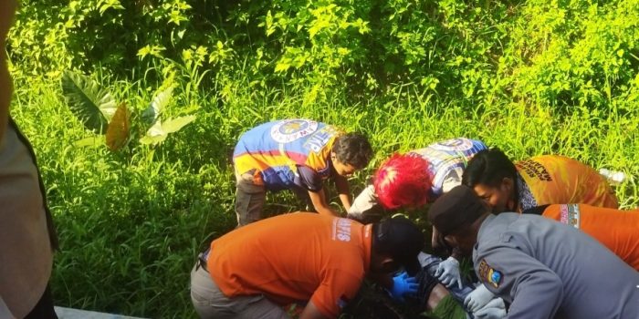 Petugas saat melakukan evakuasi. (istimewa)