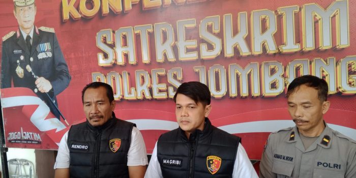 Kasatreskrim Polres Jombang, AKP Magribi Agus Saputra saat memberikan keterangan. (teguh)