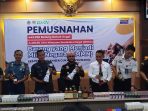 Para stakeholder saat menunjukkan barang bukti miras ilegal.