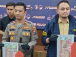 Polisi saat menunjukkan barang bukti yang diamankan.(istimewa)
