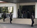 Kortastipidkor Polri memasuki gedung utama PT Barata Indonesia di Gresik. (Foto: Andika DP) Kortastipidkor Polri memasuki gedung utama PT Barata Indonesia di Gresik. (Foto: Andika DP)