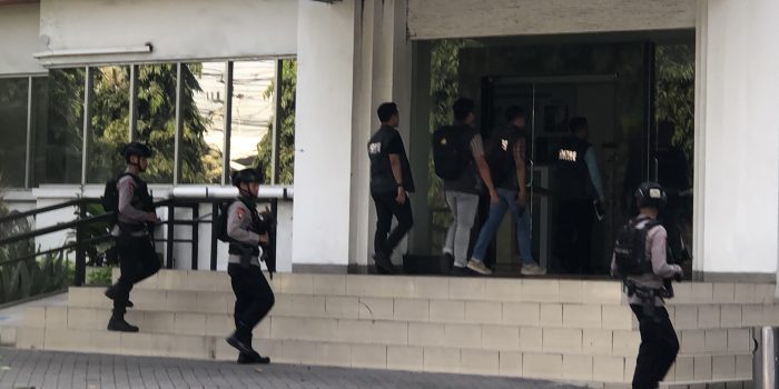 Kortastipidkor Polri memasuki gedung utama PT Barata Indonesia di Gresik. (Foto: Andika DP)