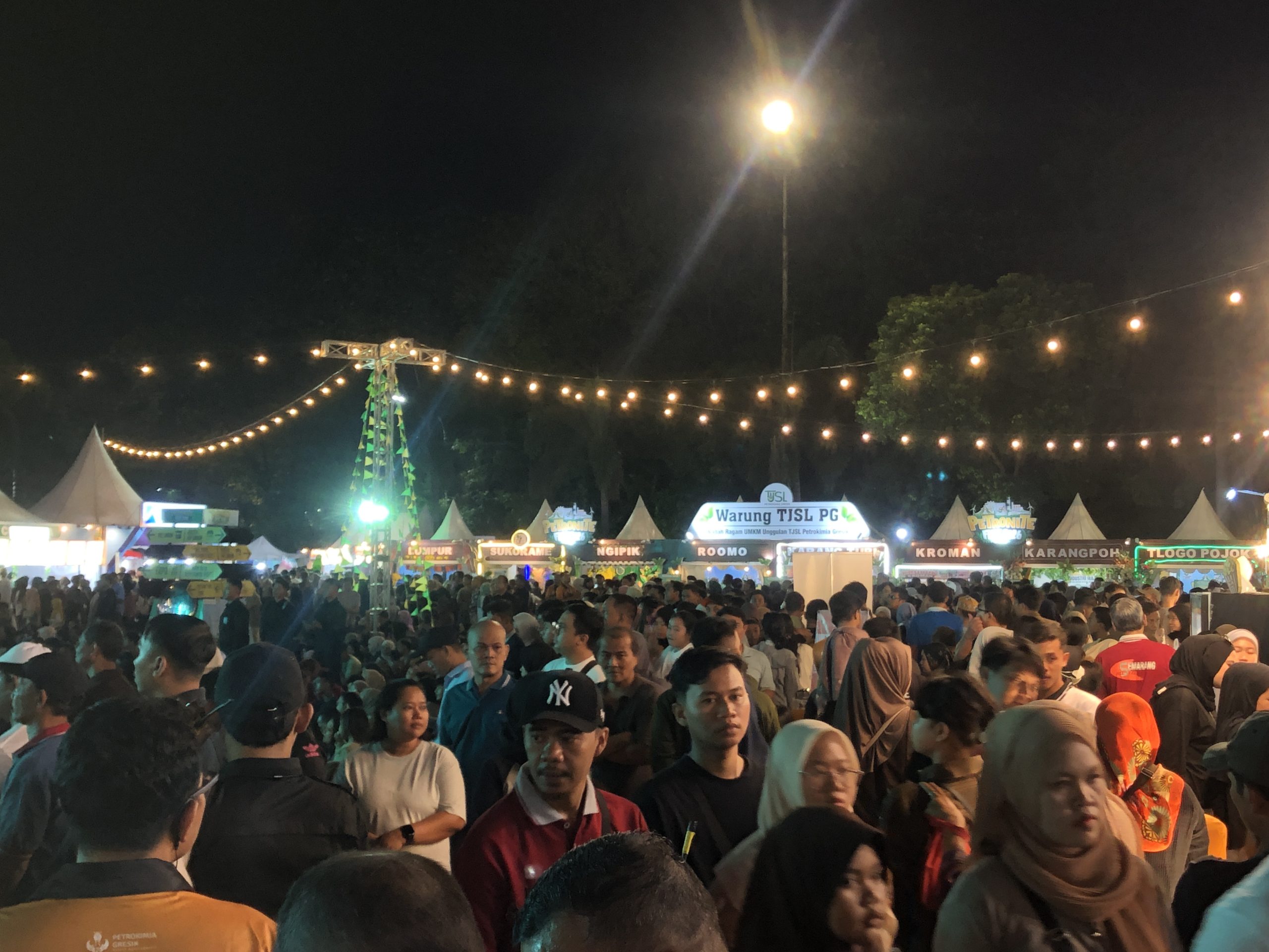 Ribuan pengunjung PetroNite Fest 2026 di SOR Tri Dharma Petrokimia Gresik.