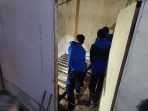 Evakuasi ular kobra di kamar rumah warga Desa Banjarsari, Kecamatan Manyar, Gresik. (Foto: Ist)