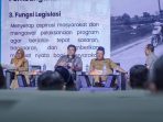 Bupati Gresik Fandi Akhmad Yani, Ketua DPRD Syahrul Munir, Kepala Dinas Pekerjaan Umum dan Tata Ruang (PUTR) Dhiannita Tri Astuti, dalam Dialog Publik bertema Sinergi DPRD Gresik dan KWGe dalam Mengawal Jalan Poros Desa. (Foto: Ist) Bupati Gresik Fandi Akhmad Yani, Ketua DPRD Syahrul Munir, Kepala Dinas Pekerjaan Umum dan Tata Ruang (PUTR) Dhiannita Tri Astuti, dalam Dialog Publik bertema Sinergi DPRD Gresik dan KWGe dalam Mengawal Jalan Poros Desa. (Foto: Ist)