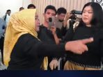 Ibu terdakwa Radiet Ardiansyah histeris usai jaksa penuntut umum membacakan tuntutannya. Ibu terdakwa Radiet Ardiansyah histeris usai jaksa penuntut umum membacakan tuntutannya.
