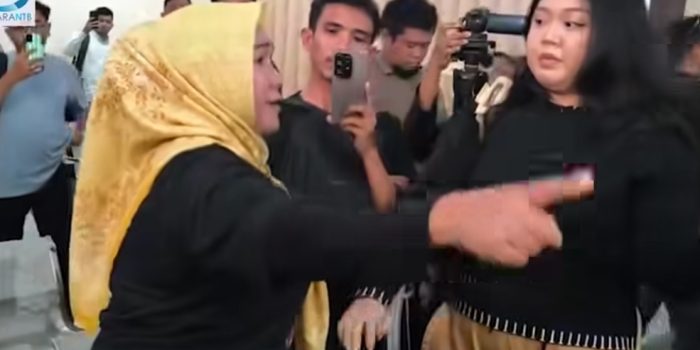 Ibu terdakwa Radiet Ardiansyah histeris usai jaksa penuntut umum membacakan tuntutannya. Ibu terdakwa Radiet Ardiansyah histeris usai jaksa penuntut umum membacakan tuntutannya.
