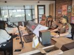 Kasat Binmas Polres Gresik Iptu M. Nur Setyabudi saat sosialisasi kamtibmas jelang Suro Agung, di Radio Suara Giri FM.