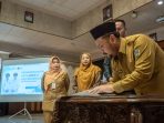 Bupati Gresik Fandi Akhmad Yani saat kegiatan Pembinaan dan Peningkatan Kapasitas Satuan Pelayanan Pemenuhan Gizi Kabupaten Gresik Tahun 2026 di Aula Mandala Bakti Praja. (Foto: Ist)