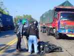 Evakuasi sepeda motor kiorban. (Foto: Ist)