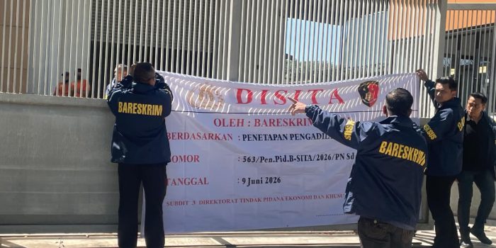 Tim Penyidik Direktorat Tindak Pidana Ekonomi Khusus (Dittipideksus) Bareskrim Polri menyita pabrik pemurnias emas ilegal di Berbek Industri, Sidoarjo.