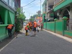 Pekerja saat mengerjakan betonisasi di Candi Pari, Porong, Sidoarjo. (Foto: dok/Achmad Adi Nurcahya)