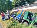 Truk trailer terperosok akibat menghindari kendaraan yang memotong jalur di Krian, Sidoarjo. (Foto: Ist/dok Polsek Krian)